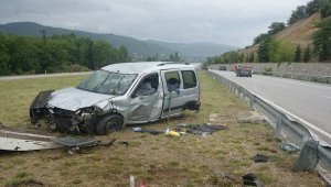 Amasya'da hafif ticari araç devrildi: 5 yaralı