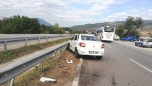 Amasya'da otomobil bariyere çarptı: 5 yaralı