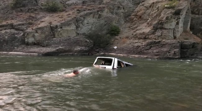 Artvin'de kamyonet nehre devrildi: 1 ölü, 2'si ağır 3 yaralı