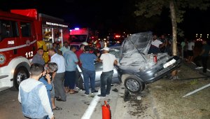 Aydınlatma direğine çarpan otomobildeki iki kardeş yaralandı