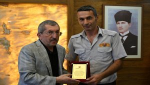 Bebeği yangından kurtaran itfaiyecilere plaket