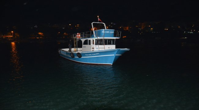 Denizde tekne ile mahsur kalan gençlere balıkçılardan yardım