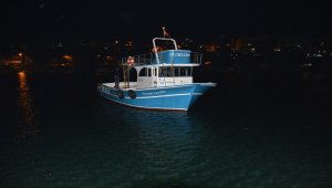 Denizde tekne ile mahsur kalan gençlere balıkçılardan yardım