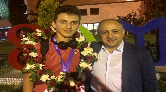 Dünya şampiyonasından madalya ile dönen sporcuya karşılama