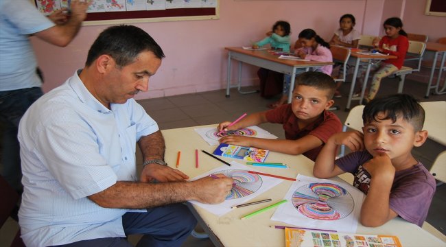 Ebeveynler tarlaya, çocuklar okula gidiyor