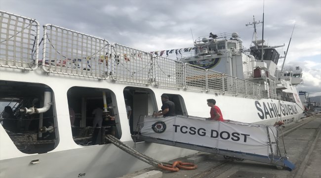 Gemi ve askeri denizaltı ziyarete açıldı
