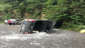 Giresun'da kamyonet devrildi: 3 yaralı