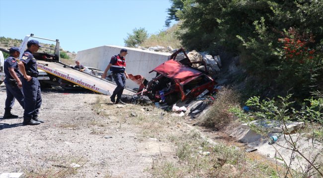 GÜNCELLEME - Otomobil yol kenarında bekleyen araca çarptı: 1 ölü, 10 yaralı