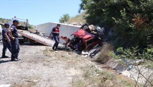 GÜNCELLEME - Otomobil yol kenarında bekleyen araca çarptı: 1 ölü, 10 yaralı