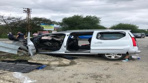 Hafif ticari araç trafik levhasına çarptı: 3 ölü, 1 yaralı