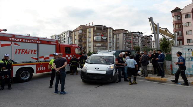 Kamyonetin altında kalan anne öldü, kızı ağır yaralandı