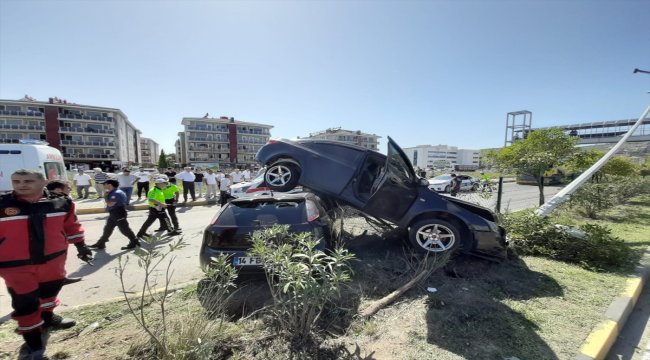 Kaza yapan iki otomobilden biri diğerinin üstüne çıktı