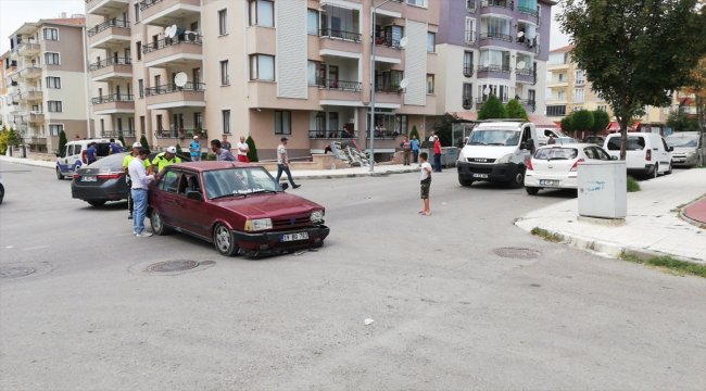 Kaza yapan otomobil bahçeye düştü