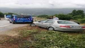 Kaza yerindeki jandarma aracına otomobil çarptı