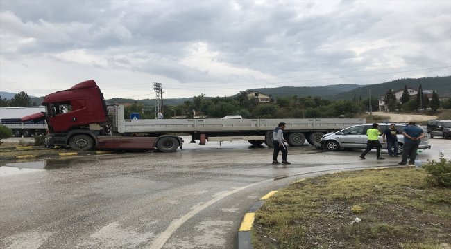 Otomobil ile tır çarpıştı: 8 yaralı