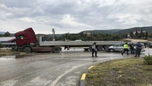 Otomobil ile tır çarpıştı: 8 yaralı