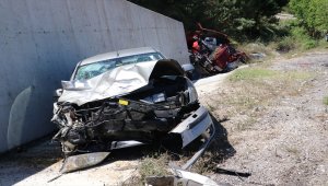 Otomobil yol kenarında bekleyen araca çarptı: 1 ölü, 10 yaralı