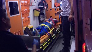 Samsun'da otomobil 2 temizlik görevlisine çarptı