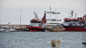 Sinop'ta karaya oturan gezi teknesi