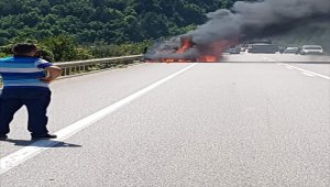 Sinop'ta yangın çıkan araç zarar gördü