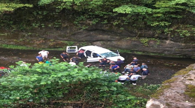 Trabzon'da otomobil dereye yuvarlandı: 2 ölü