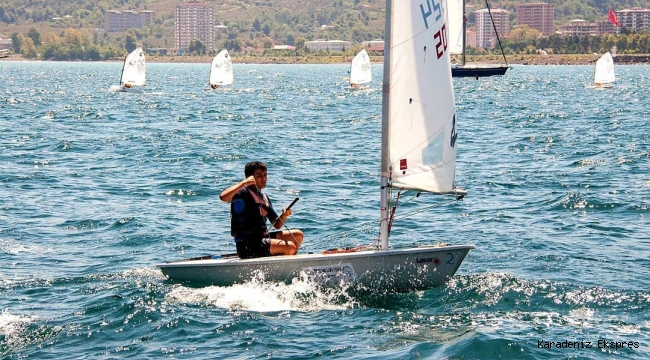 Yelken ve kanolar Karadeniz'in mavisine yakıştı