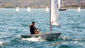 Yelken ve kanolar Karadeniz'in mavisine yakıştı