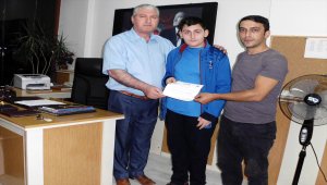 Yolda bulduğu kolyeyi sahibine ulaştırdı