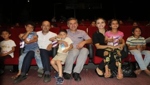 Aileler fındık bahçesine çocuklar sinemaya gidiyor