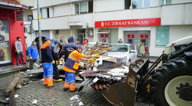 Aracıyla düşen çatı parçalarının altında kalmaktan kurtuldu