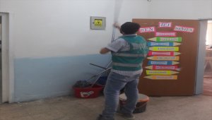Boyabat'ta yükümlüler okul binasını boyayıp onardı