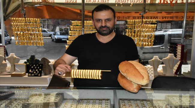 Kuyumcuda altın da ekmek de satılıyor