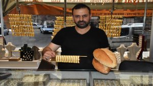 Kuyumcuda altın da ekmek de satılıyor
