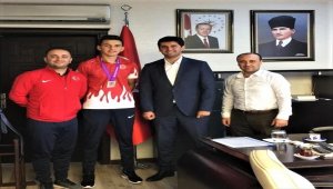 Milli sporcudan Kaymakam Şenay'a ziyaret