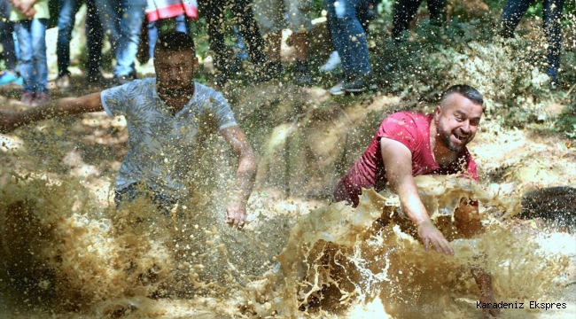 Off-road pilotları çamurda 