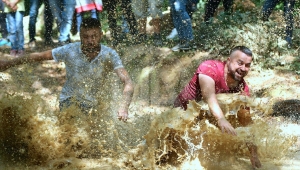 Off-road pilotları çamurda 