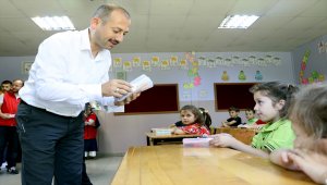 Sınavlarda topladıkları kırtasiye malzemelerini öğrencilere dağıttılar
