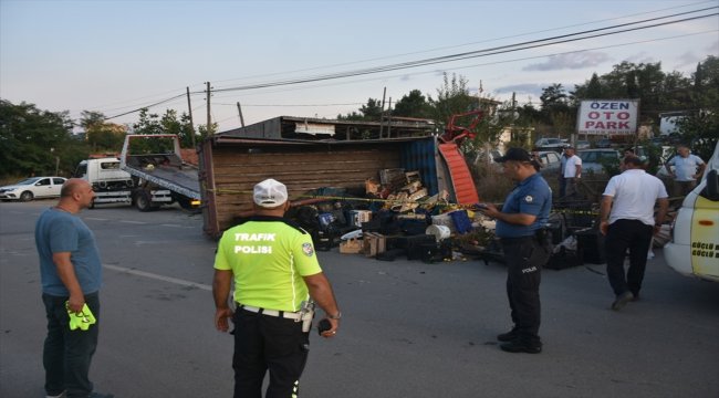 Sinop'ta meyve yüklü kamyonet otomobille çarpıştı : 2 yaralı