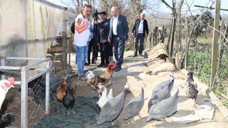 Öğretmenliği bırakıp, hayallerinin peşinden koşan Cengiz Şahin; bugün 10 bin metrekare alanda botanik, endemik bitki yetiştiriciliği, hayvancılık ve tavukçuluk üretimi yapıyor