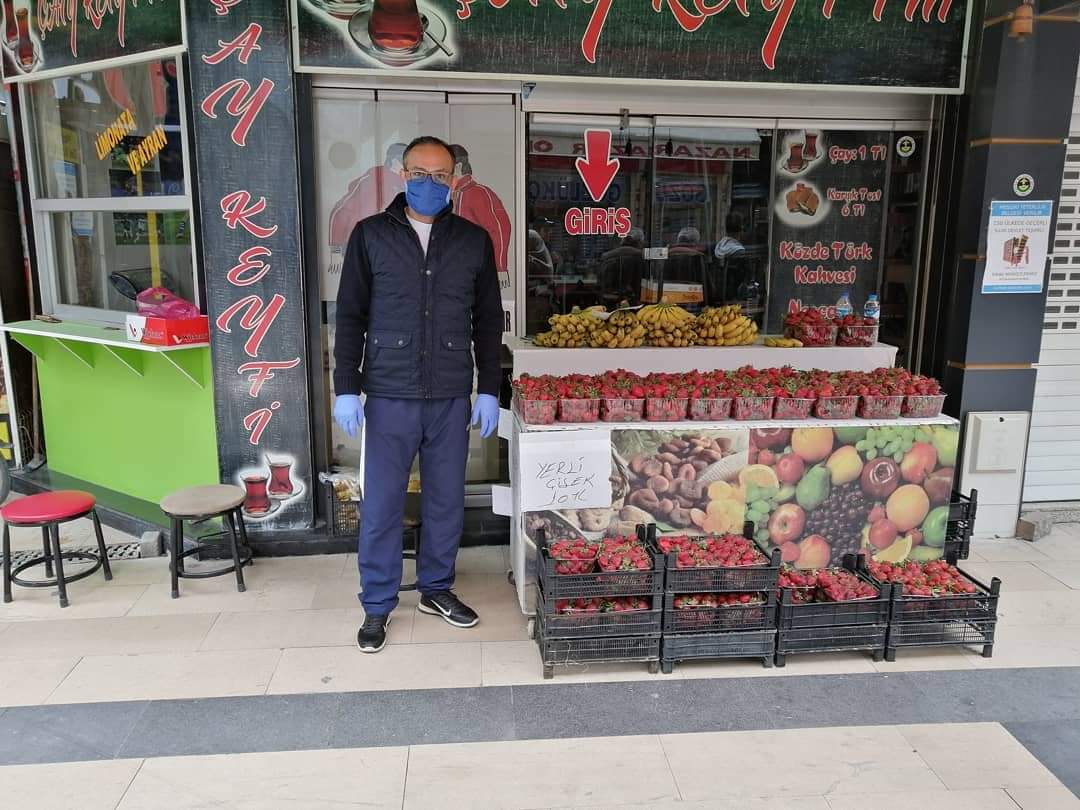 Çay Ocağı kapanınca seyyar satıcılığa başladı