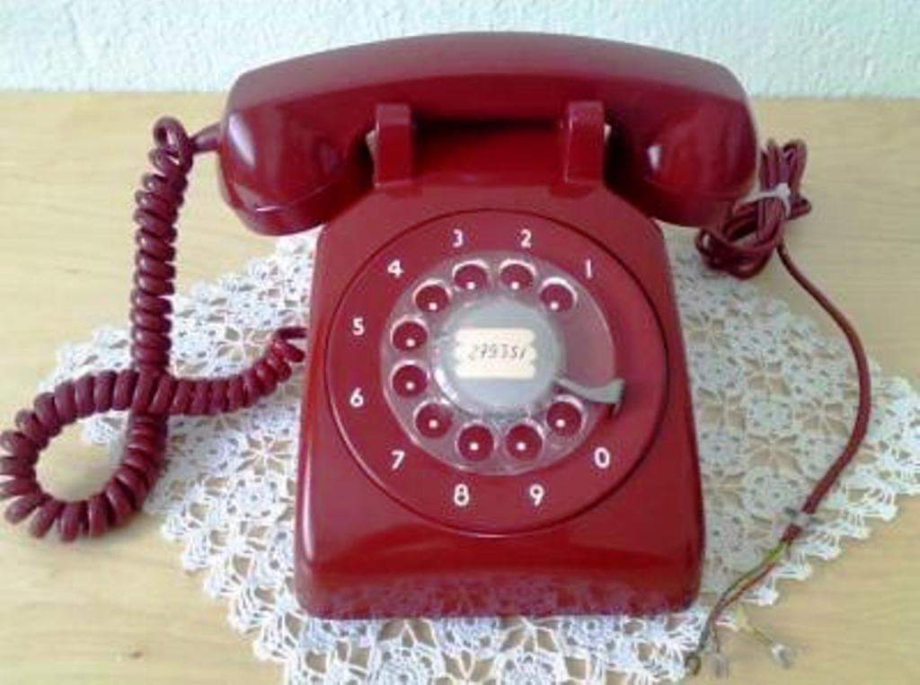 Evin en havalı aleti, dantelli kırmızı telefondu...