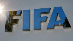 FIFA'dan açıklama! Futbolcular tükürüyor Eylül ayına kadar oynamayın