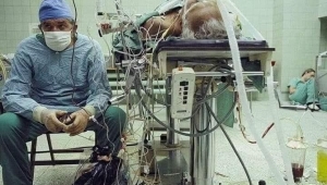 1987 tarihli resim. Tıp tarihinin en çarpıcı fotolarının belki de birincisi.... 