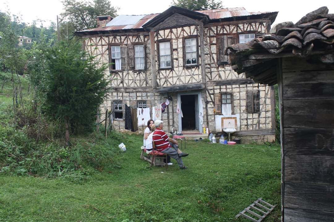Doğu Karadeniz kırsal mimari tipini aksettiren köy evleri