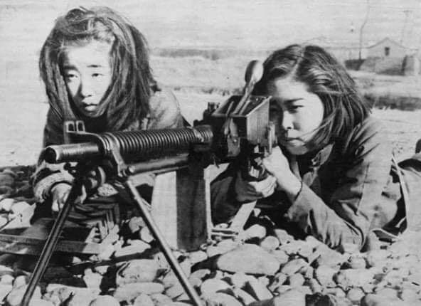 Okul çağındaki Japon kızları anavatanı savunmak için makineli tüfek eğitimi alıyorlar 