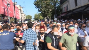 Ayasofya'da ilk namaz için geceden gelip sokakta yattılar