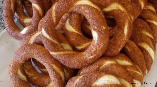 Simit almak için sıraya girdim. Sıra çok kalabalıktı 