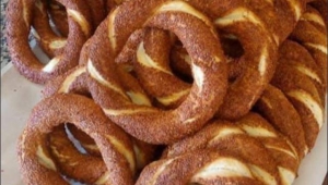 Simit almak için sıraya girdim. Sıra çok kalabalıktı 