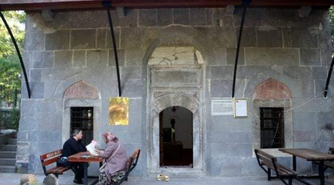 Danişment Melik Ahmet Gazi'nin TÜRBESİ ZİYARETÇİLERİNİ BEKLİYOR