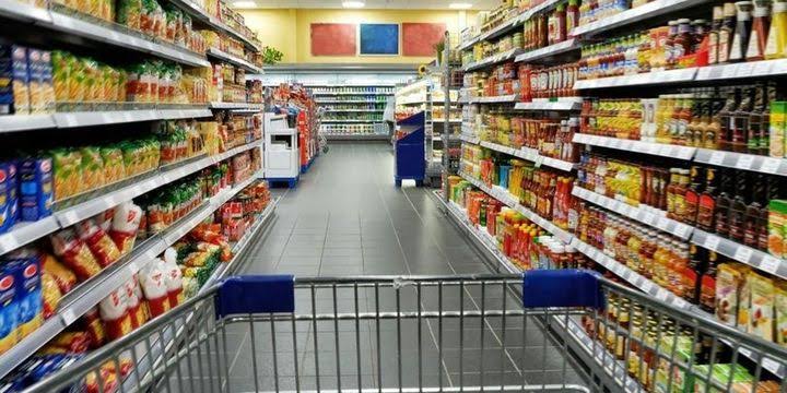 NİKSAR'DA ZİNCİR MARKETLERDEN BİRİNİN ÜRÜNÜNDE KURT LARVALARI ÇIKTI